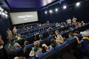 В Астрахани, для школьников в кинотеатре Иллюзион прошел бесплатный показ художественного фильма «Сын полка»